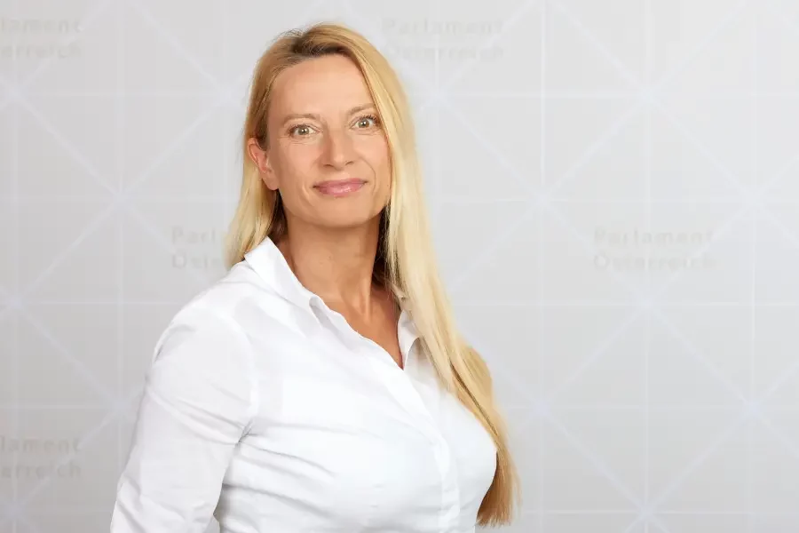 Mag. Dr. Juliane Bogner-Strauß